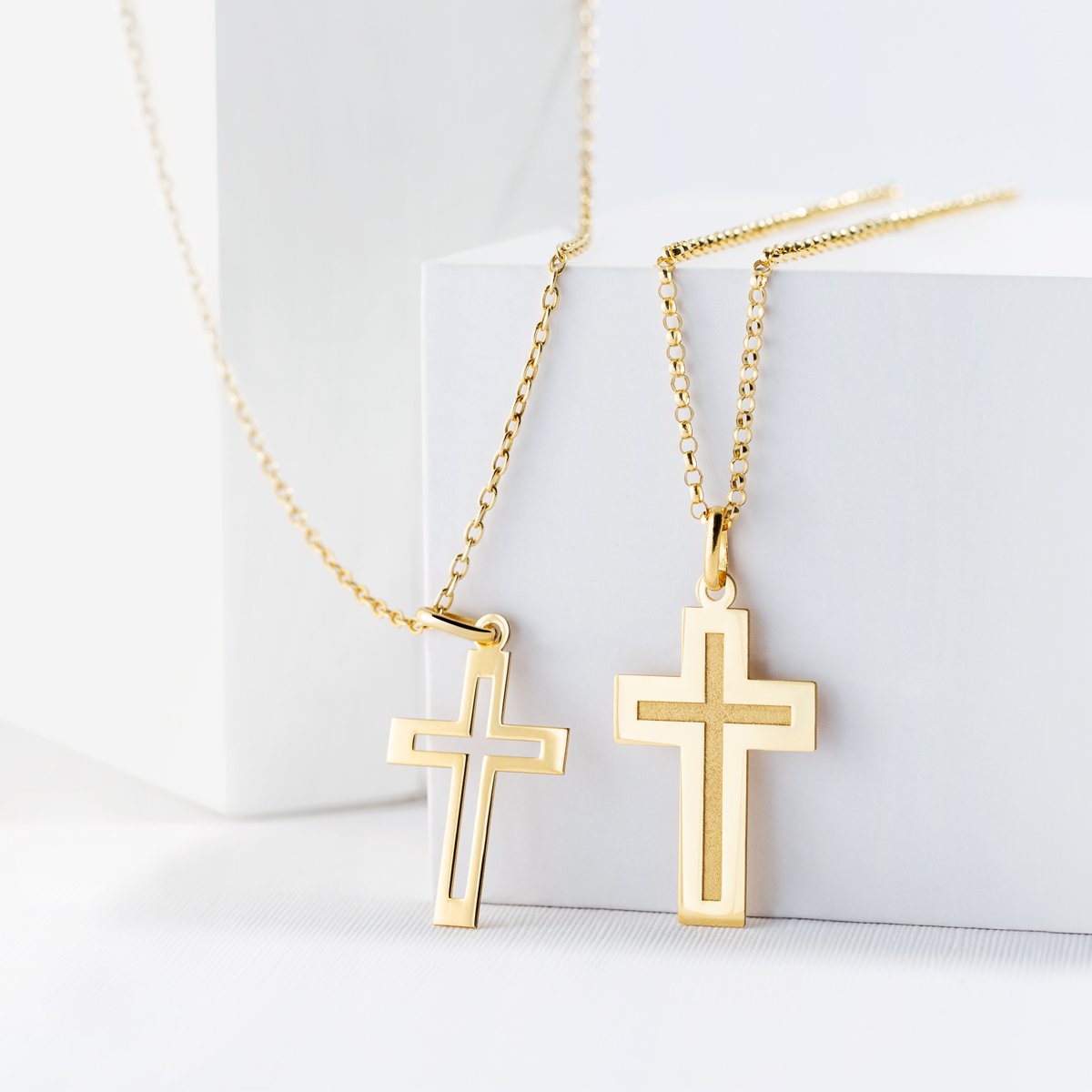 dos hermosas cruces de oro recomendables como regalo de primera comunion. Disponibles para comprar en Alicante en Joyeria Marga Mira